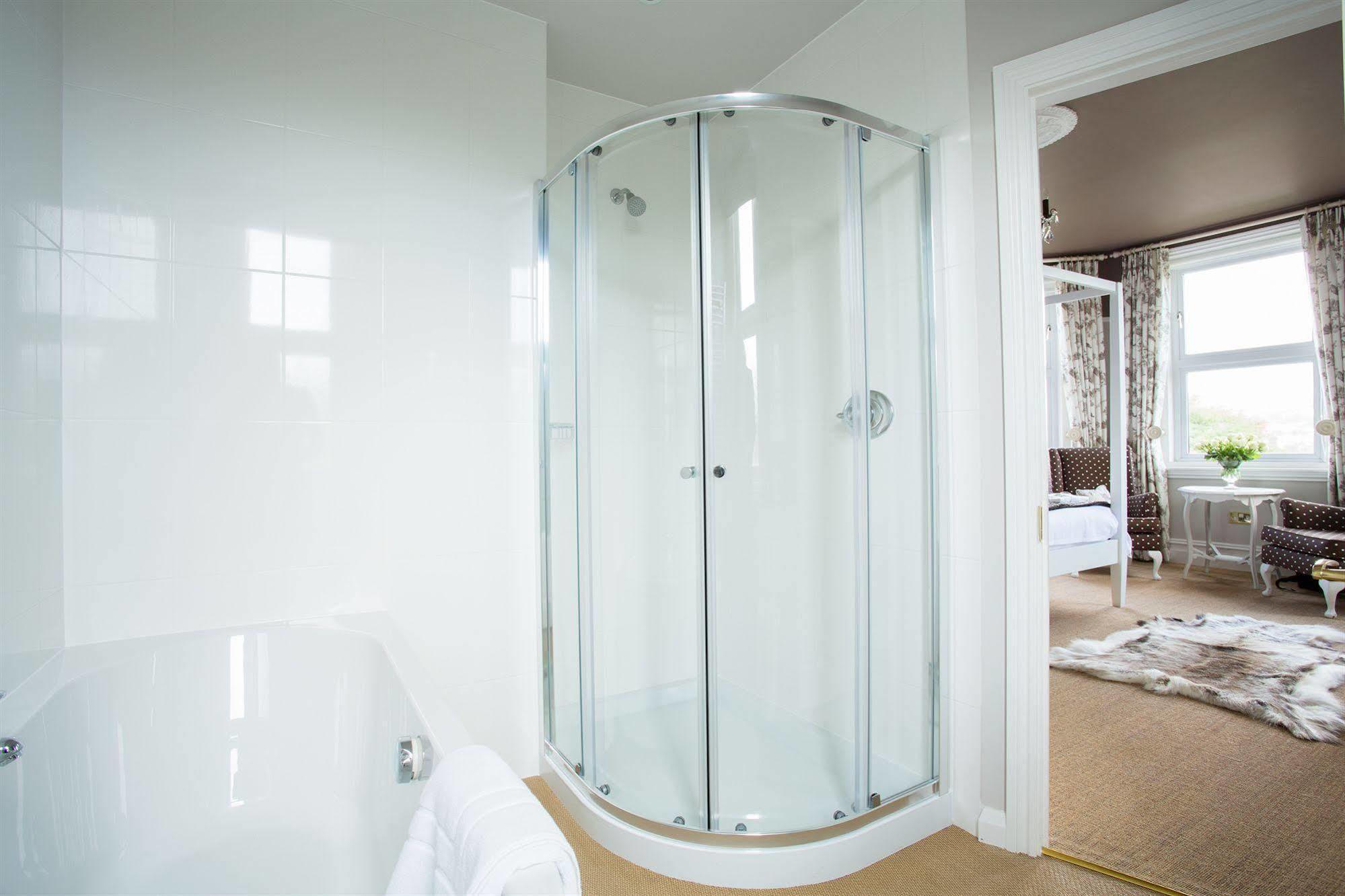 Grays Boutique B&B Bath Exterior photo A shower enclosure