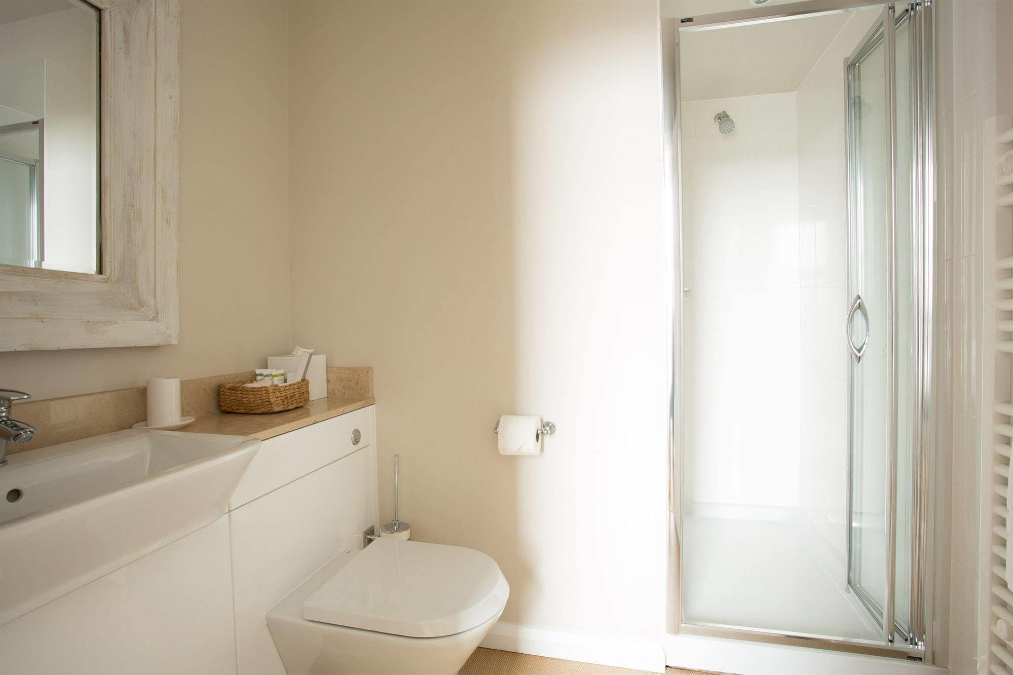 Grays Boutique B&B Bath Exterior photo A shower cubicle