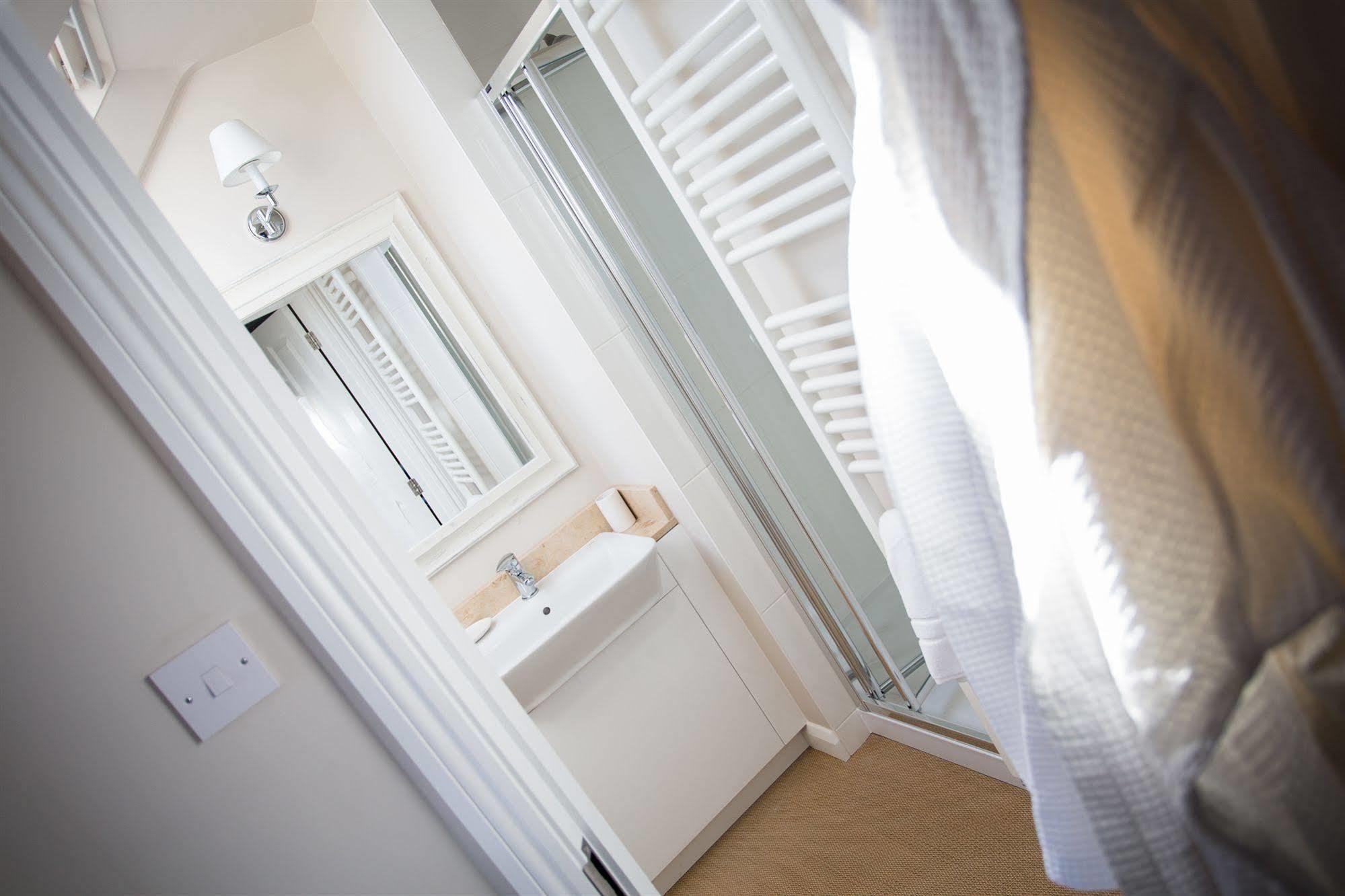 Grays Boutique B&B Bath Exterior photo A shower cubicle