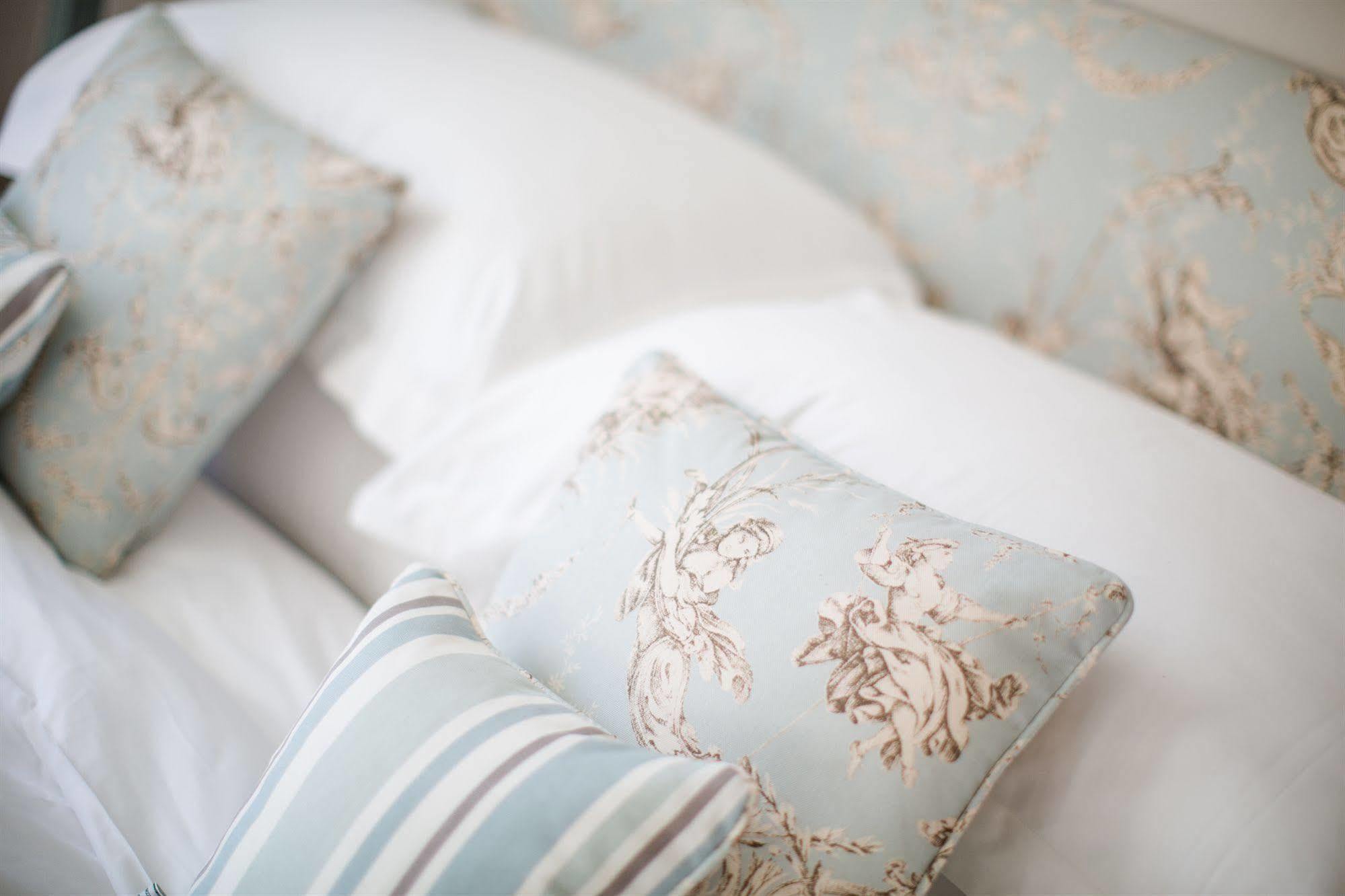 Grays Boutique B&B Bath Exterior photo Cushions
