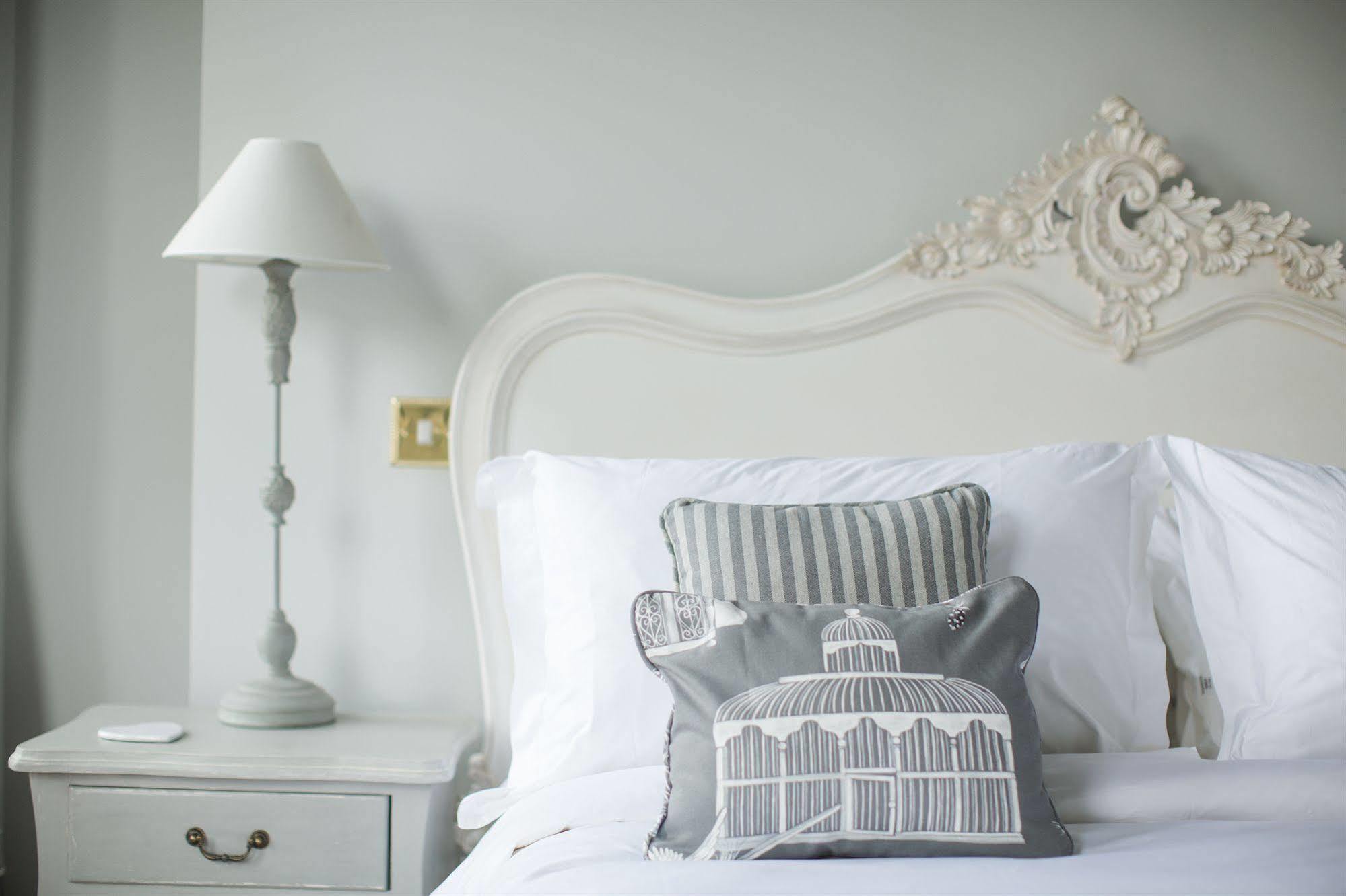 Grays Boutique B&B Bath Exterior photo A bedroom at The Swan